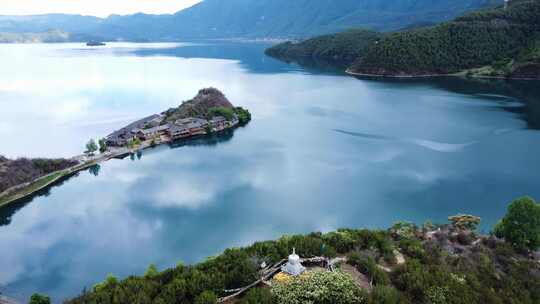 云南泸沽湖大环线：里格半岛走婚桥风景秀丽