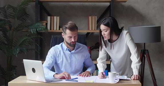 亚洲女孩给外国老板汇报工作