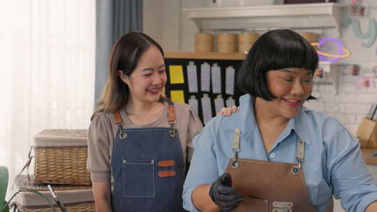 亚洲女性在云厨房做饭，管理在线送餐业务