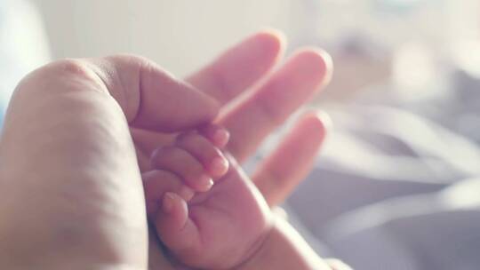 牵着新生婴儿的手呵护