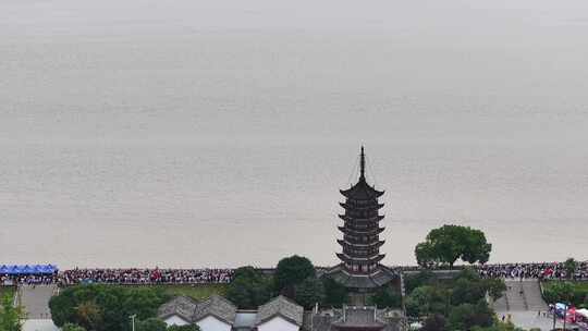 游客观看钱塘江大潮