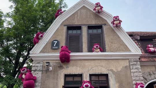 山东济南经三路，欧式风格老建筑挂满粉色草莓熊