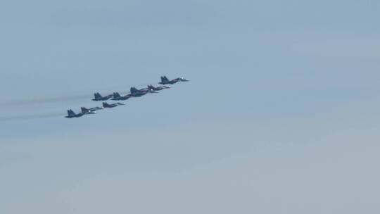 飞机在空中进行军事演习