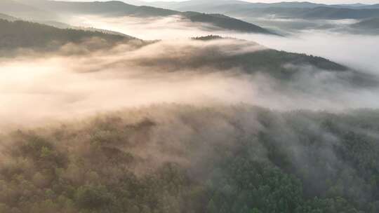 云海缭绕的山峦壮美景观