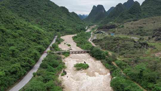 航拍山区洪水滚滚