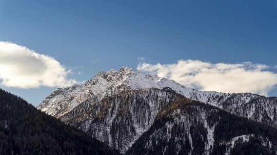 阿尔卑斯山南蒂罗尔地区4K时移日出云的形成
