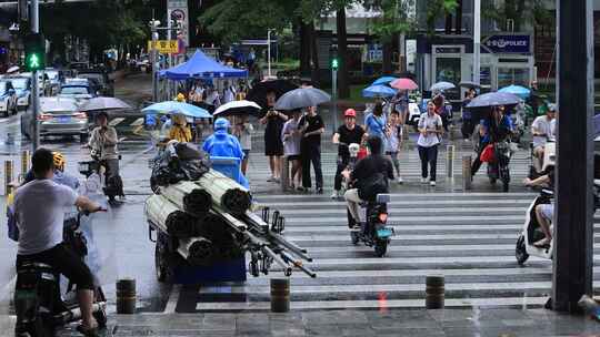 雨天城市路口行人