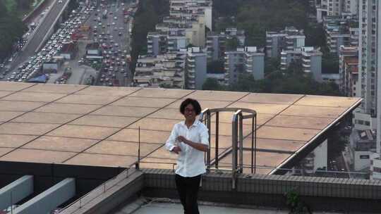 男人站在深圳的楼顶视频素材模板下载