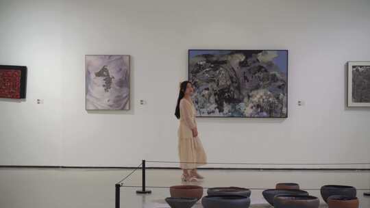 美女参观美术馆看美术作品女人欣赏艺术绘画