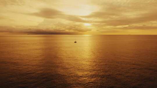 夕阳海面帆船