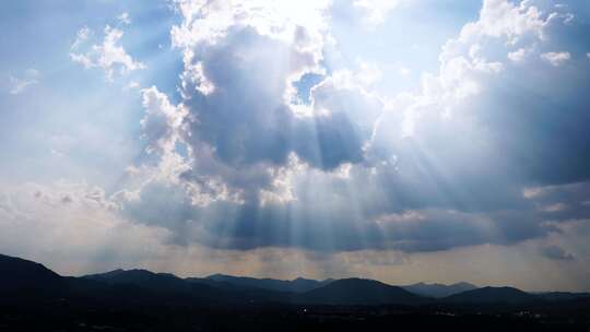 阳光穿过云层照射山峰阳光森林丁达尔太阳光视频素材模板下载