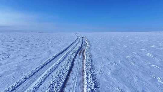 雪地车辙延伸向远方