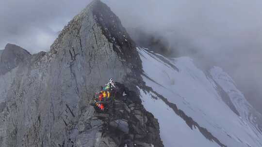 航拍登顶川西横断山脉乌库楚雪山的登山者