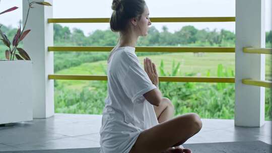 一女子阳台冥想视频素材模板下载