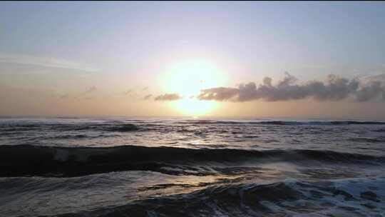 海浪沙滩海浪拍打沙滩航拍旅拍素材潮汐