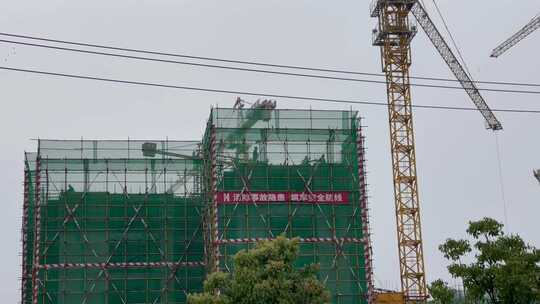 建筑工地安全帽施工的工人塔吊1