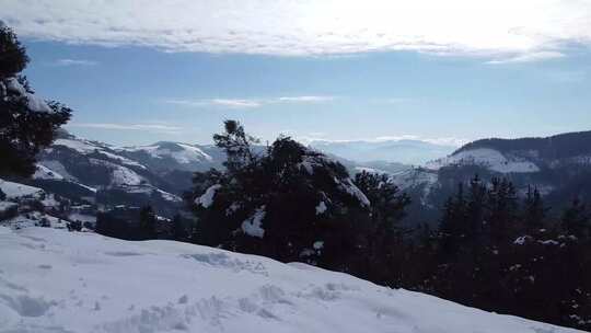 白雪覆盖的山脉的无人机镜头