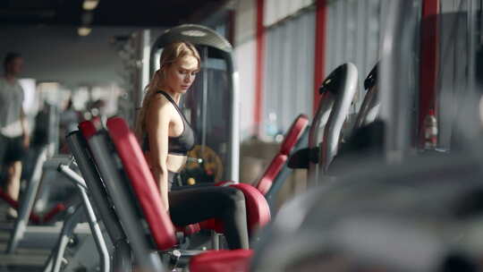 美女在健身房运动模拟器上做健身运动视频素材模板下载