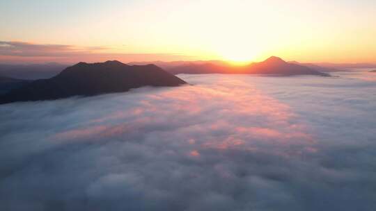 夕阳下天空中的云海