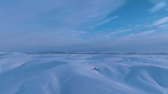 广阔无垠的纯净雪原风光