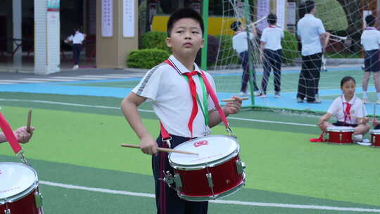 小学生校园敲鼓演奏素材