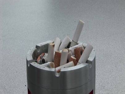 把香烟放在烟灰盘里