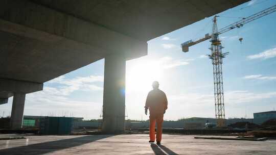 劳动节劳动者行走背影