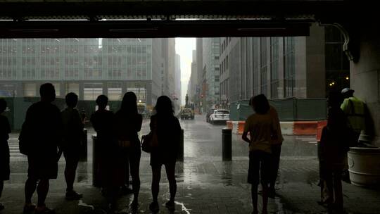 人们站在桥下躲雨