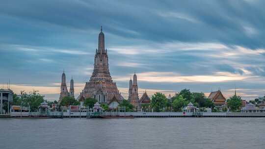 泰国曼谷湄南河城市郑王庙日转夜延时风光视频素材模板下载
