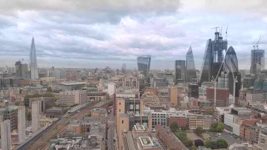 4k电影视频显示了阴天的伦敦天际线。无人视频素材模板下载