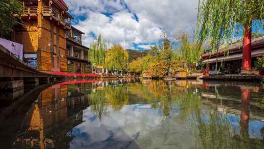 水边古建与垂柳风景