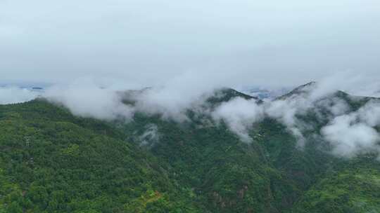 云雾中的大山