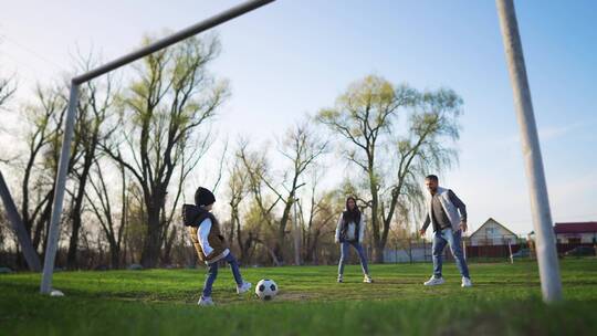 一家人一起踢足球的慢镜头