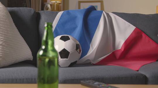 法国国旗挂在家里的沙发上