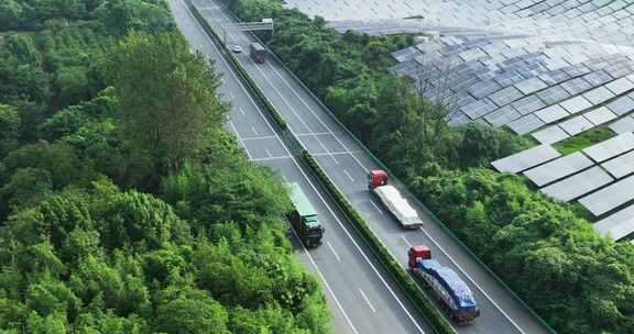 高速公路经过森林和太阳能光伏发电站