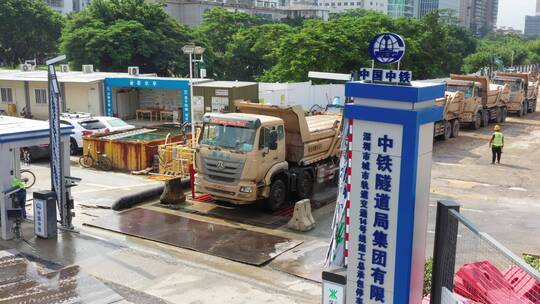 航拍泥头车工地装土道路上行驶