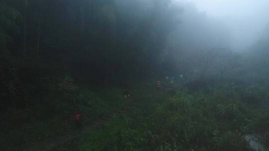 下雨天野外跑步