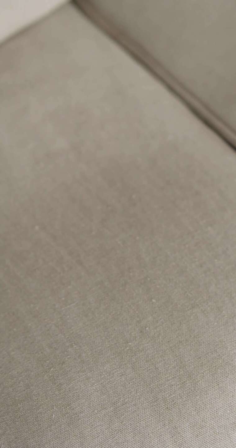 沙发上的单反相机