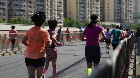 马拉松比赛中奔跑的运动员背影视频素材模板下载
