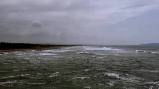 阴天下的海浪