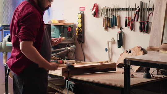 木工用台式虎钳固定木块雕刻复杂的设计视频素材模板下载