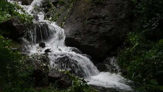 山东枣庄山亭区雨后清泉石上流