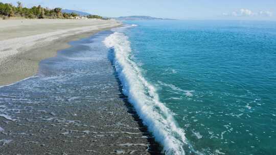 海浪冲刷海滩