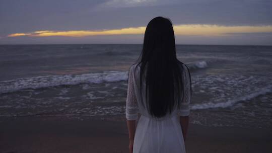 伤感美女一个人海边孤独