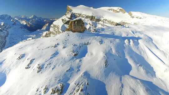 山顶和滑雪跑道鸟瞰图
