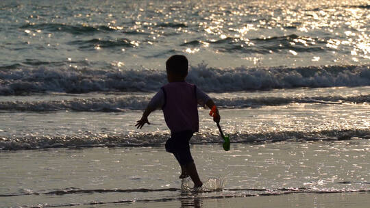 海边奔跑的小孩视频素材模板下载