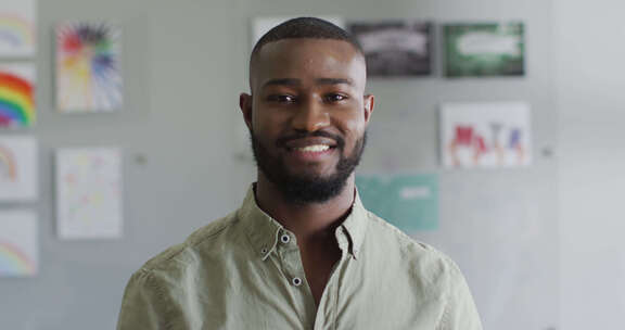 快乐的非裔美国男老师站在教室里的视频