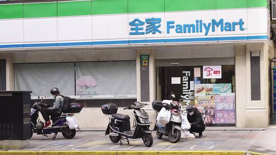 上海疫情期间外卖小哥在便利店前等接待