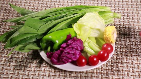 各种蔬菜搭配制作营养沙拉