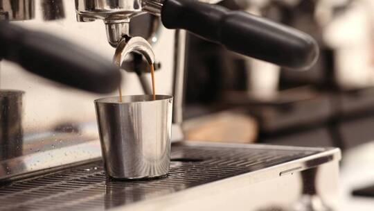 浓缩咖啡咖啡机的特写视频视频素材模板下载